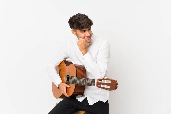 Junger Gutaussehender Mann Mit Gitarre Vor Isoliertem Weißen Hintergrund — Stockfoto