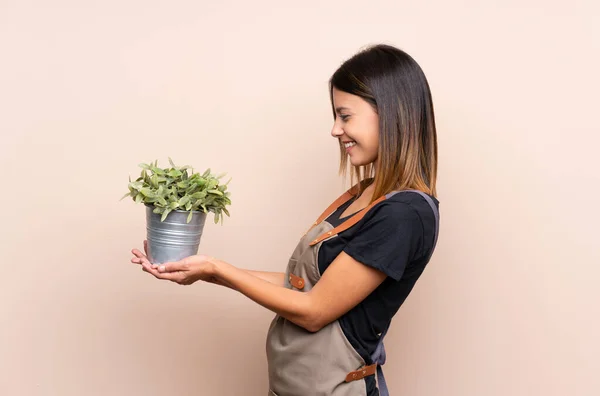 Jonge Vrouw Met Een Plant Met Vrolijke Uitdrukking — Stockfoto