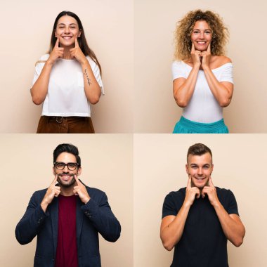 İzole edilmiş arka planda mutlu ve hoş bir ifadeyle gülümseyen bir grup insan.