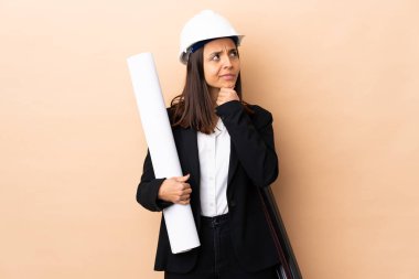 Genç mimar kadın, izole edilmiş geçmişin planlarını tutuyor. Şüpheleri var.