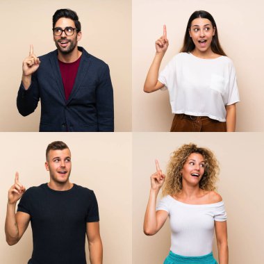 İzole edilmiş arka planda kalan bir grup insan parmağını kaldırarak çözümü anlamaya çalışıyor.