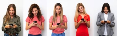 Beyaz arka planda bir grup genç kadın cep telefonuyla mesaj gönderiyor.