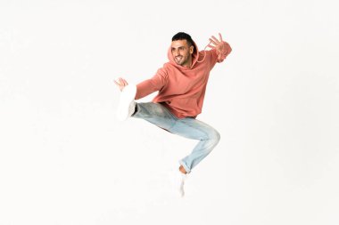 İzole beyaz arka planda sokak dansı yapan adam.
