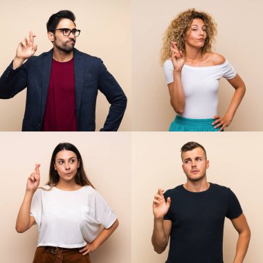 İzole edilmiş arka planda, şans dileyen ve en iyisini dileyen bir grup insan.