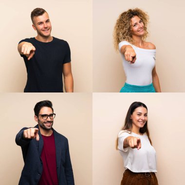 İzole edilmiş arka plandaki bir grup insan kendinden emin bir ifadeyle seni işaret ediyor.