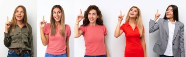 Beyaz arkaplan üzerinde bir grup genç kadın bir parmak kaldırarak çözümü gerçekleştirmek niyetindeler.