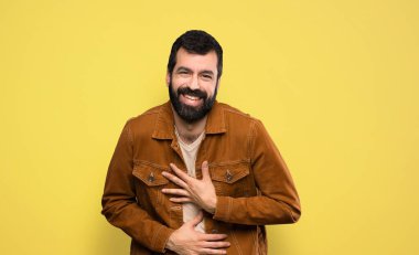 Sakallı yakışıklı adam çok gülümsüyor.