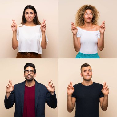 İzole edilmiş arka planda, şans dileyen ve en iyisini dileyen bir grup insan.