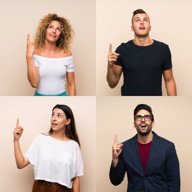 İzole edilmiş arka plandaki bir grup insan yukarı bakıyor ve şaşırıyor.