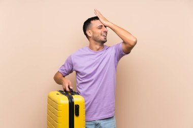 Arka planda bavulu tutan adam bir şey fark etti ve çözüme niyetlendi.