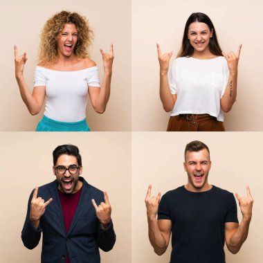 Bir grup izole edilmiş insan kaya jesti yapıyor.