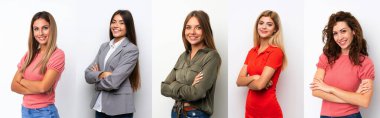 Beyaz arka planda kolları bağlı ve ileriye bakan bir grup genç kadın.