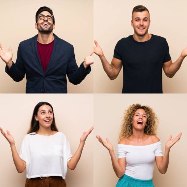 İzole edilmiş arka plandaki bir grup insan çok gülümsüyor.