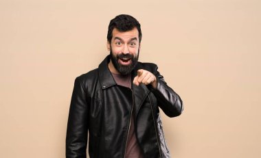 Sakallı yakışıklı adam şaşırdı ve yüzünü gösterdi.