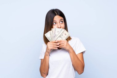 Soyutlanmış mavi bir geçmişi olan genç bir kadın çok para alıyor.