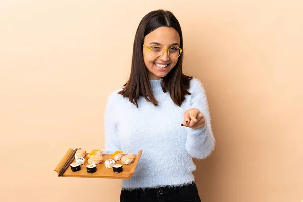 Junge Brünette Frau Mit Gemischter Rasse Hält Sushi Über Isoliertem — Stockfoto