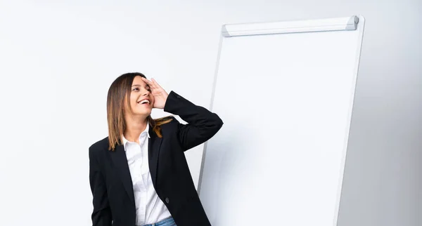 Mujer Joven Dando Una Presentación Pizarra Blanca Dado Cuenta Algo — Foto de Stock