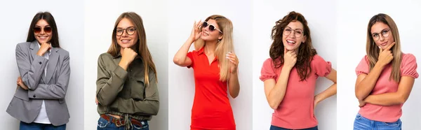 Conjunto Mulheres Jovens Sobre Fundo Branco Com Óculos Sorrindo — Fotografia de Stock