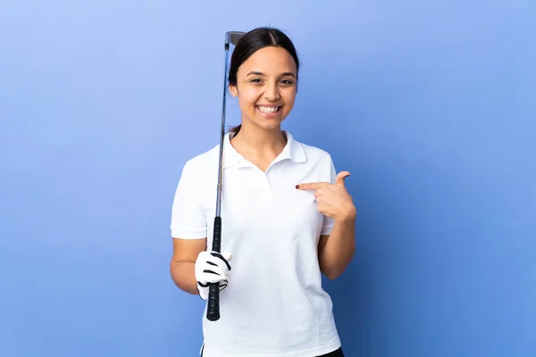 Jovem Golfista Mulher Sobre Fundo Colorido Isolado Com Expressão Facial — Fotografia de Stock