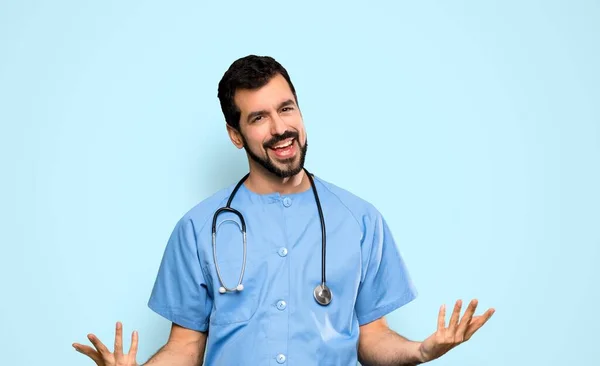 Cirurgião Médico Homem Sorrindo Sobre Fundo Azul Isolado — Fotografia de Stock