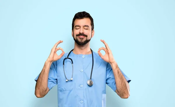 Kirurg Läkare Man Zen Pose Över Isolerad Blå Bakgrund — Stockfoto