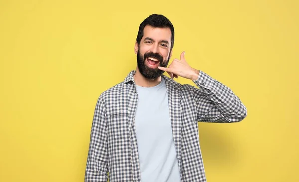 Hombre Guapo Con Barba Haciendo Gesto Telefónico Llámame Señal Vuelta —  Fotos de Stock