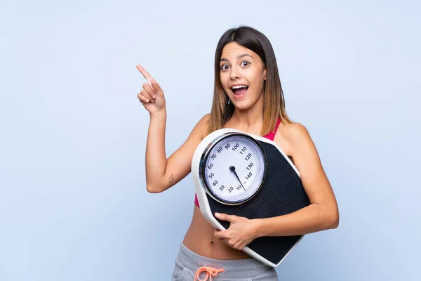 Chica Con Máquina Pesaje Sobre Fondo Azul Aislado Con Máquina — Foto de Stock