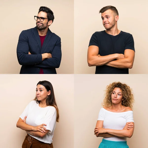 İzole edilmiş arka planda kalan bir grup insan omuzlarını kaldırırken şüphe jesti yapıyor.