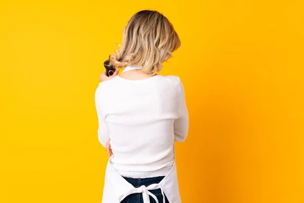 Mädchen Mit Handmixer Isoliert Auf Gelbem Hintergrund Rückenlage — Stockfoto