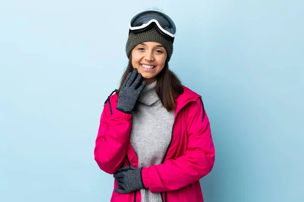 Gemengde Race Skiër Meisje Met Snowboarden Bril Geïsoleerde Blauwe Achtergrond — Stockfoto