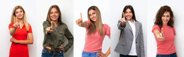 Conjunto Mujeres Jóvenes Sobre Fondo Blanco Mostrando Levantando Dedo —  Fotos de Stock