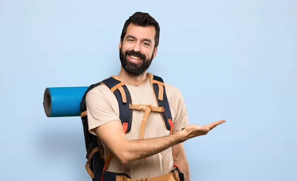 Hiker Man Presenterar Idé Samtidigt Som Man Ser Leende Mot — Stockfoto