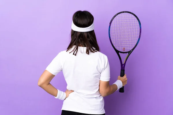 Arka Planda Izole Edilmiş Arka Planda Genç Bayan Tenis Oyuncusu — Stok fotoğraf