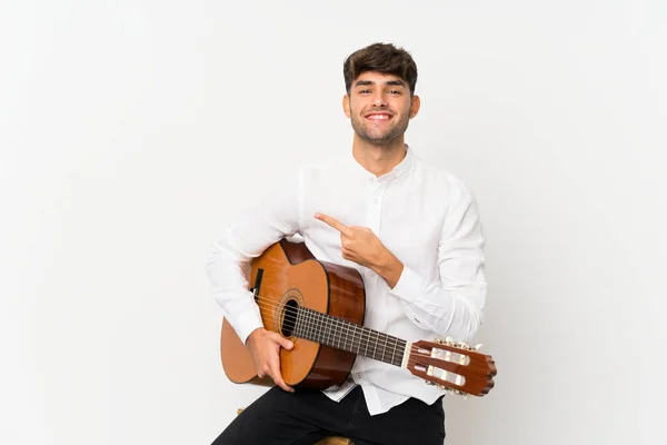 Jonge Knappe Man Met Gitaar Geïsoleerde Witte Achtergrond Wijzend Naar — Stockfoto