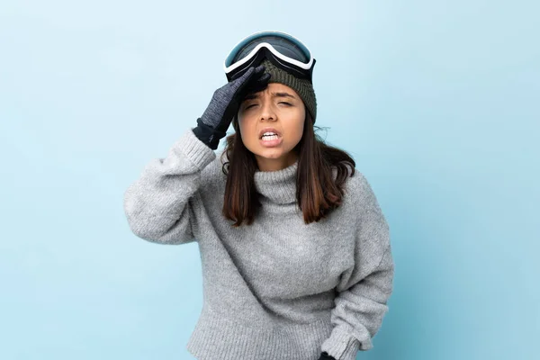 Smíšené Závod Lyžař Dívka Snowboarding Brýle Přes Izolované Modré Pozadí — Stock fotografie