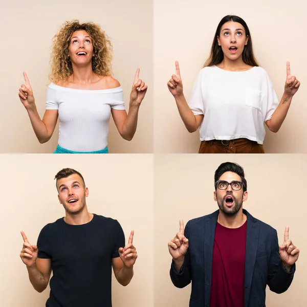 Gruppe Von Menschen Mit Isoliertem Hintergrund Überrascht Und Zeigt Nach — Stockfoto