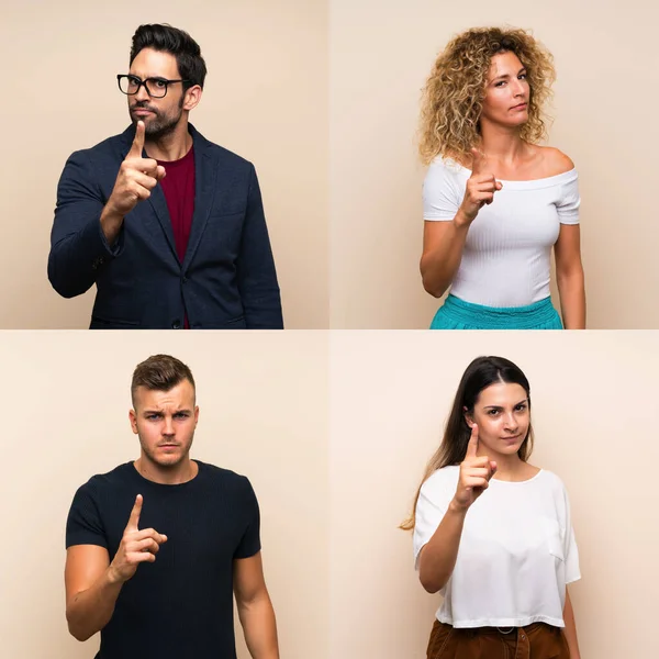 İzole edilmiş arka planda hayal kırıklığına uğramış ve ön tarafı işaret eden bir grup insan.