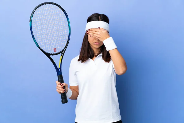 Joven Jugadora Tenis Sobre Fondo Aislado Cubriendo Los Ojos Con — Foto de Stock