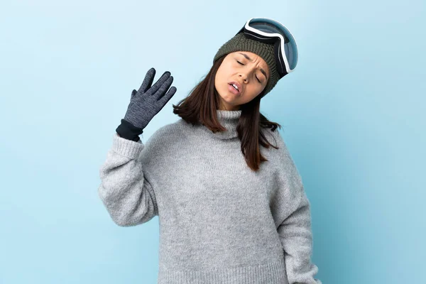 Snowboard Gözlüklü Karışık Kayakçı Kız Izole Edilmiş Mavi Arka Planda — Stok fotoğraf
