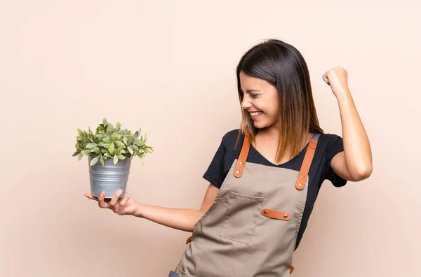 Jonge Vrouw Met Een Plant Die Een Overwinning Viert — Stockfoto