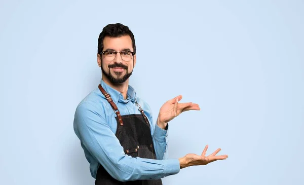 Man Met Schort Uitstrekkende Handen Naar Zijkant Voor Het Uitnodigen — Stockfoto