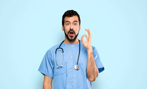 Surgeon Doctor Man Surprised Showing Sign Isolated Blue Background — Stock Photo, Image