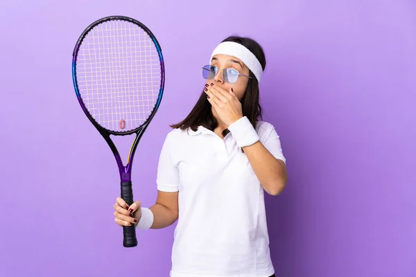 Joven Jugadora Tenis Sobre Fondo Aislado Haciendo Gesto Sorpresa Mientras —  Fotos de Stock