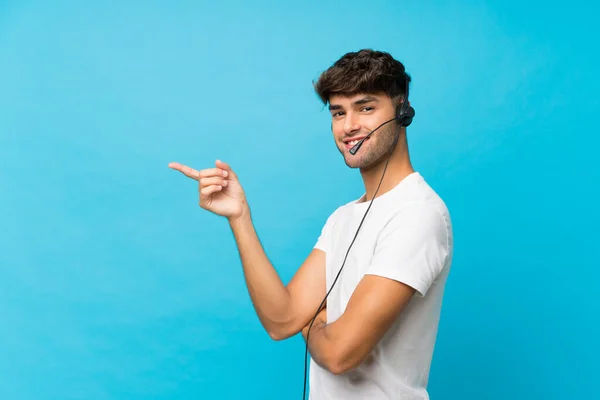 Jovem Bonito Homem Sobre Isolado Azul Fundo Apontando Lado — Fotografia de Stock