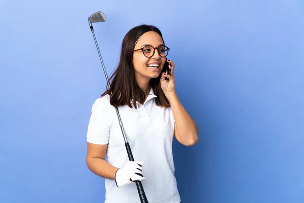 Mladý Golfista Žena Přes Izolované Barevné Pozadí Vedení Konverzace Mobilním — Stock fotografie