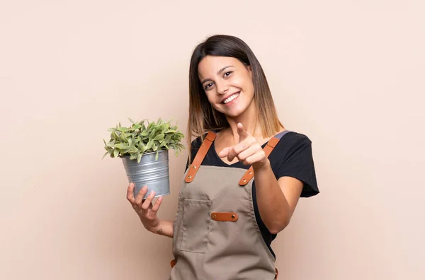 Jovem Segurando Uma Planta Aponta Dedo Para Você Com Uma — Fotografia de Stock