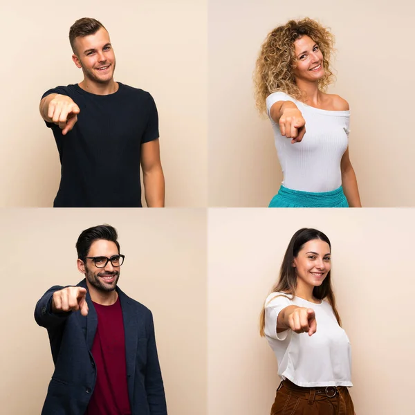 İzole edilmiş arka plandaki bir grup insan kendinden emin bir ifadeyle seni işaret ediyor.