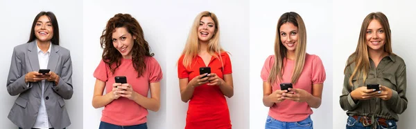 Eine Gruppe Junger Frauen Auf Weißem Hintergrund Sendet Eine Nachricht — Stockfoto