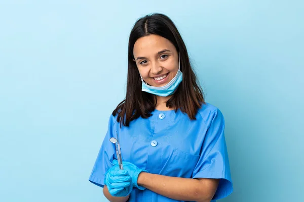 Jeune Brune Mixte Dentiste Femme Tenant Des Outils Sur Fond — Photo