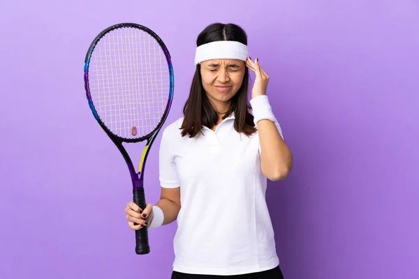 Jeune Joueuse Tennis Sur Fond Isolé Avec Maux Tête — Photo